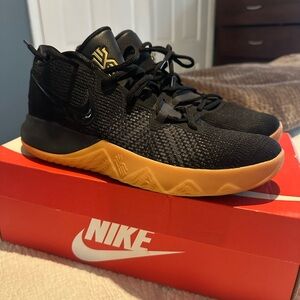 Nike Kyrie Flytrap - size 9.5